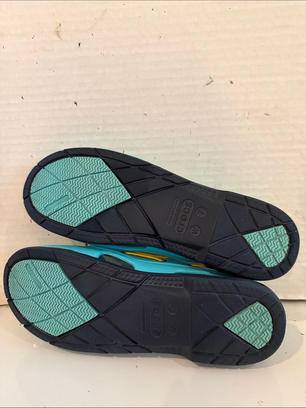 Mint - CROCS Turquoise Slip-On Boat Shoes, Beach Shoes or Sandals Sz - 7 - Picture 6 of 6